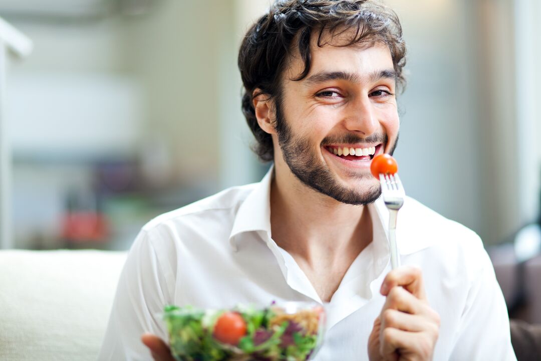 O homem come vegetais para aumentar a potência