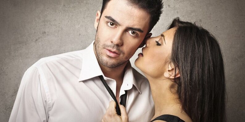 Uma garota seduz um homem que aumenta a potência